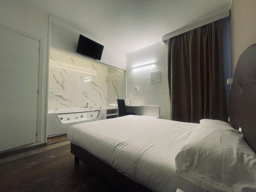 Hotel Holiday - image 9