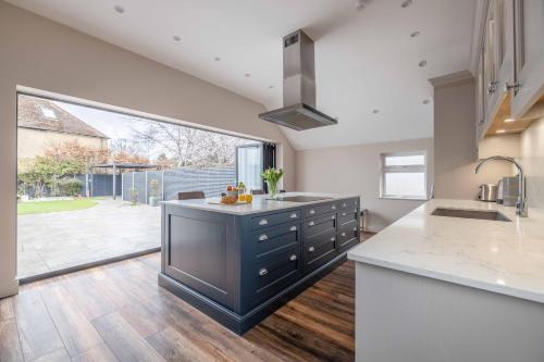 FAMILY FRIENDLY ESCAPE IN ETON, COUNTRYSIDE VIEWS with Hot Tub