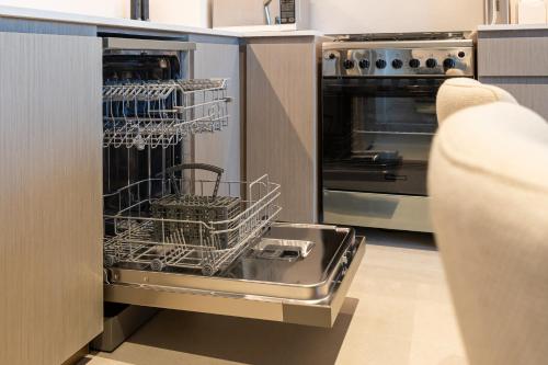 Bella Elite Homes at Grande Signature Full Burj and Fountain View Downtown - Brand New Luxury Apartment, Dubai (photo 7)