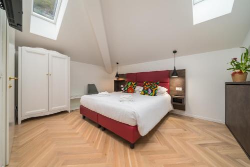 1 queen bed, 1 sofa bed