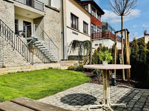 สวน, Apartmán CORA (Apartman CORA) in ยาโรเมอร์