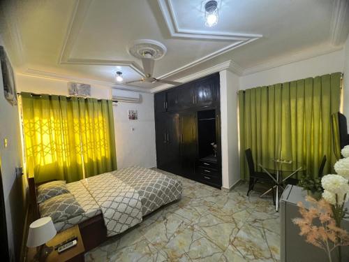 NESTA BARRON -Home Away from Home in มาดินา