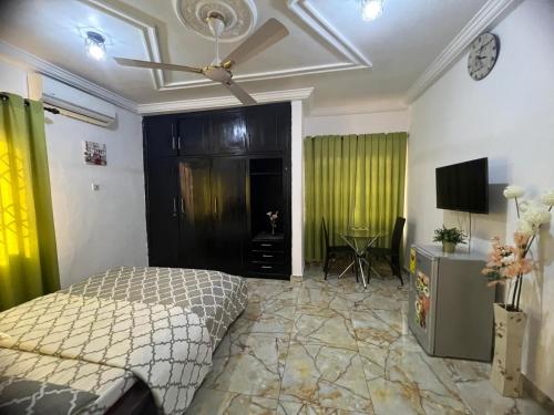 NESTA BARRON -Home Away from Home in มาดินา