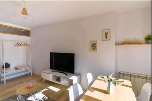Koplietošanas atpūtas telpa ar TV, Apartamento reformado cerca de Cabarceno in Pomaluengo