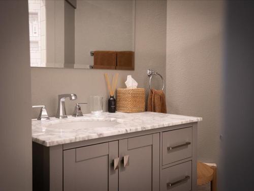 Courtside Cabin - image 11