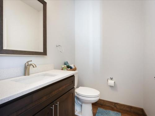 Courtside Cabin - image 5