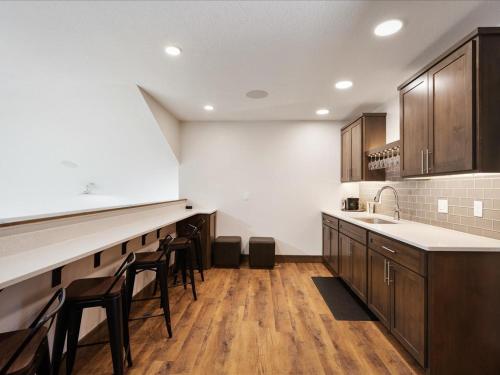 Courtside Cabin - image 13