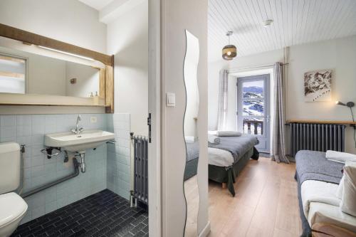 1 double bed, 1 twin bed