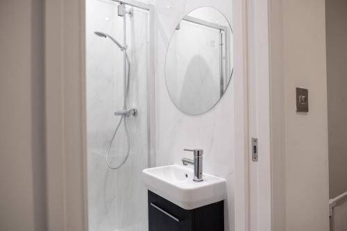 Clapham Common Sleeps 10 Free Parking for 4 Cars or 3 Vans 2 Bed 2 Bath 5 min to Metro Zone 2, Londýn (fotografie 11)
