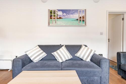 Spacious 2 BED 2 BATH Apartment with FREE PARKING for 2 cars and underground station Zone 2 for quic