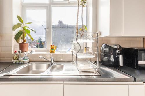 Clapham Common Sleeps 10 Free Parking for 4 Cars or 3 Vans 2 Bed 2 Bath 5 min to Metro Zone 2, Londýn (fotografie 5)