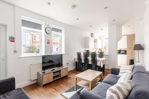 Clapham Common Sleeps 10 Free Parking for 4 Cars or 3 Vans 2 Bed 2 Bath 5 min to Metro Zone 2, Londýn (fotografie 8)