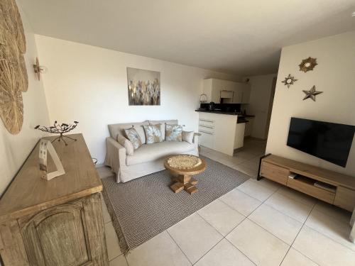 Shared lounge/TV area, Frejus Plage Le Capitole T2 35m2 Climatise balcon near Le Provencal