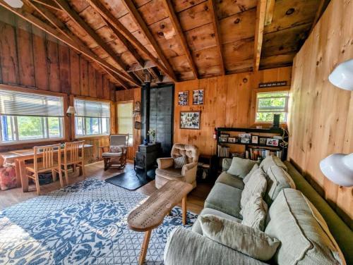 Lake Life Waterfront Cabin NEW in Hancock (ME)