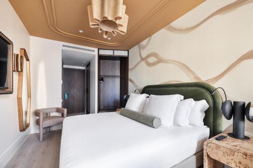 Standard Double Room image 10