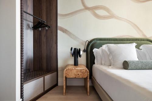 Standard Double Room image 7