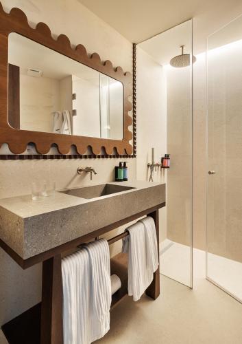 Standard Double Room image 6