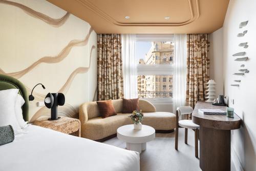 Double or Twin Room with City View image 9