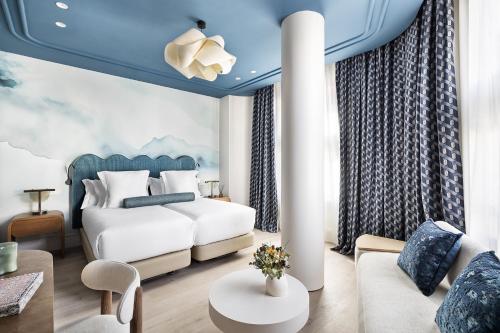Double or Twin Room with City View image 8