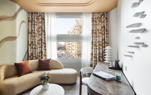 Double or Twin Room with City View image 7