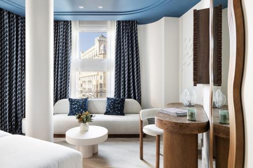 Double or Twin Room with City View image 6