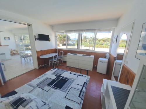 Apartment with Pool View  image 2