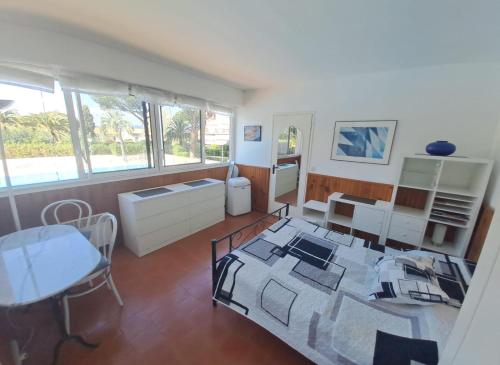 Apartment with Pool View  image 1