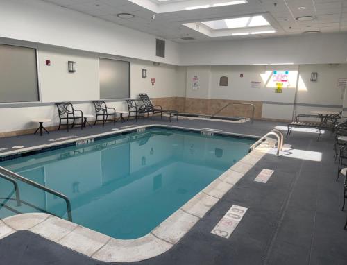 泳池, Hamden Hotel and Suites HAMDEN - NEW HAVEN in 哈姆登