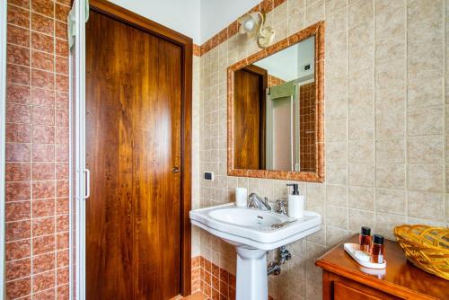 GuestHost - Il Glicine, apt with garden and pool