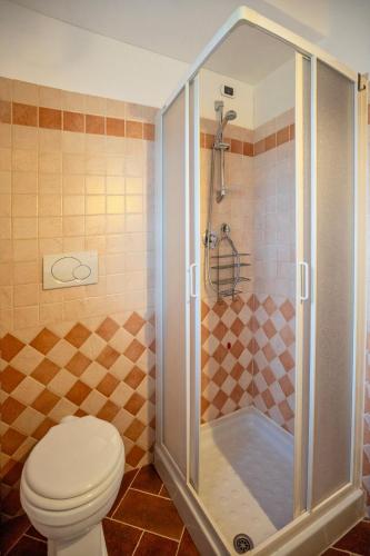 GuestHost - Il Glicine, apt with garden and pool