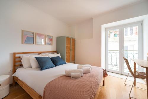 2-bed apt with cozy private terrace at Intendente, Lisabon
