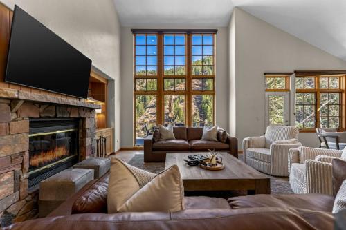 Spectacular views with Private Hot Tub Sleeps 16, Beaver Creek