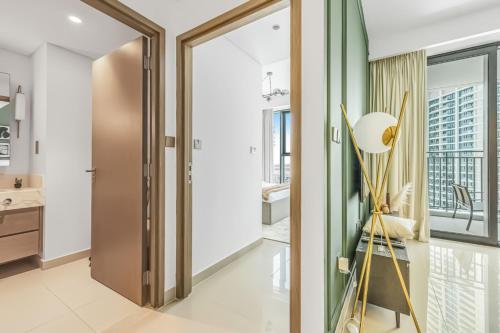 Large 1BR with Gym and Pool in Iconic Tower - image 5