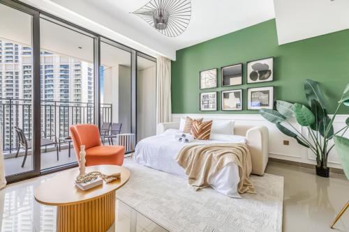 Large 1BR with Gym and Pool in Iconic Tower - image 4