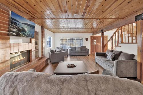 Moonridge Heaven - Fun Packed Central Family Retreat w/Hot Tub + Games