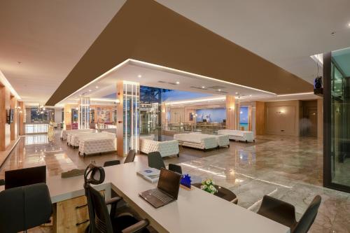 Sailor's Beach Club - image 3