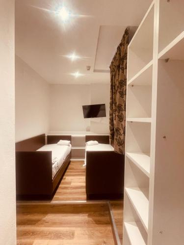 Hotel Holiday - image 13