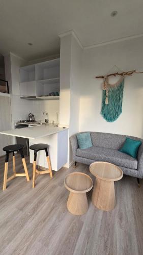 Apartment con bajada hacia el mar