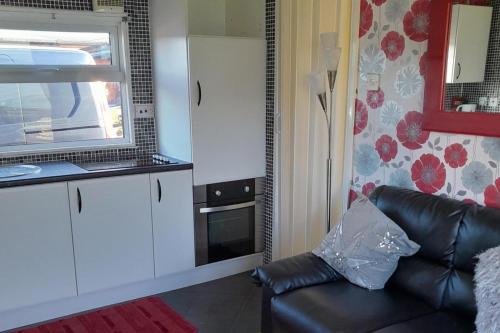 2 Bed-sleeps 4-pets-parking-5 Min to Beach - Tap to explore photos