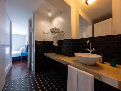 One-Bedroom Apartment image 6