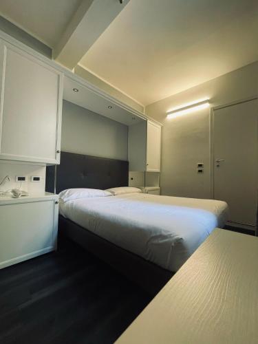 Double Room image 3