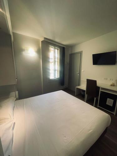 Double Room image 4