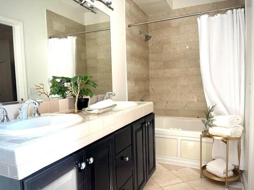 Beautiful 7 Bed, 3.5 Bathroom in Chicago, USA