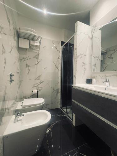 Badezimmer, Hotel Holiday near Fontana del Nettuno