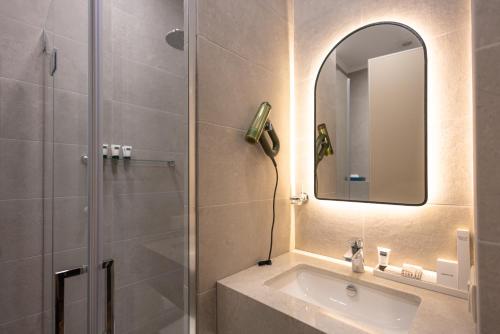 Book the Deluxe Double or Twin Room Deluxe Double or Twin Room