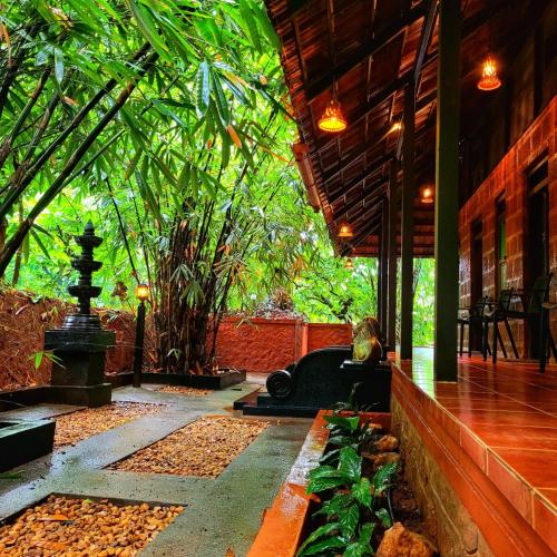 Greens Tree House & Wood House in Muthanga