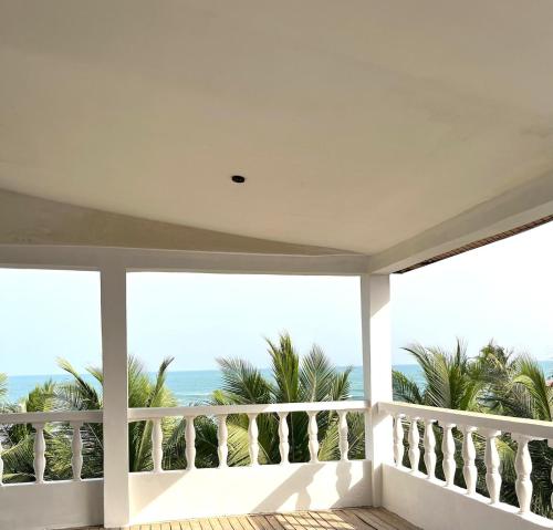 Заобикаляща среда, Gye Nyame Grand Beach Resort in Winneba