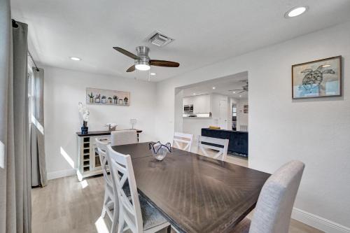 Facilities, Private Room in Spacious 3-Bedroom Home near Rustic Inn Crabhouse