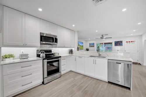 Kitchen, Private Room in Spacious 3-Bedroom Home near Rustic Inn Crabhouse