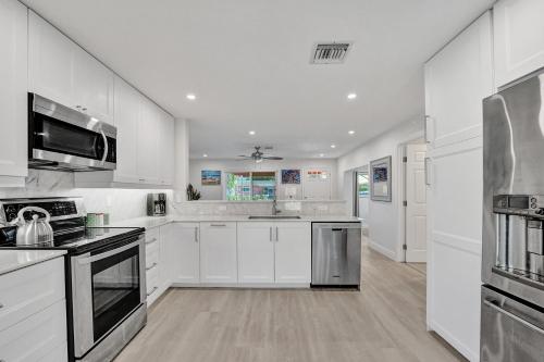Kitchen, Private Room in Spacious 3-Bedroom Home near Rustic Inn Crabhouse